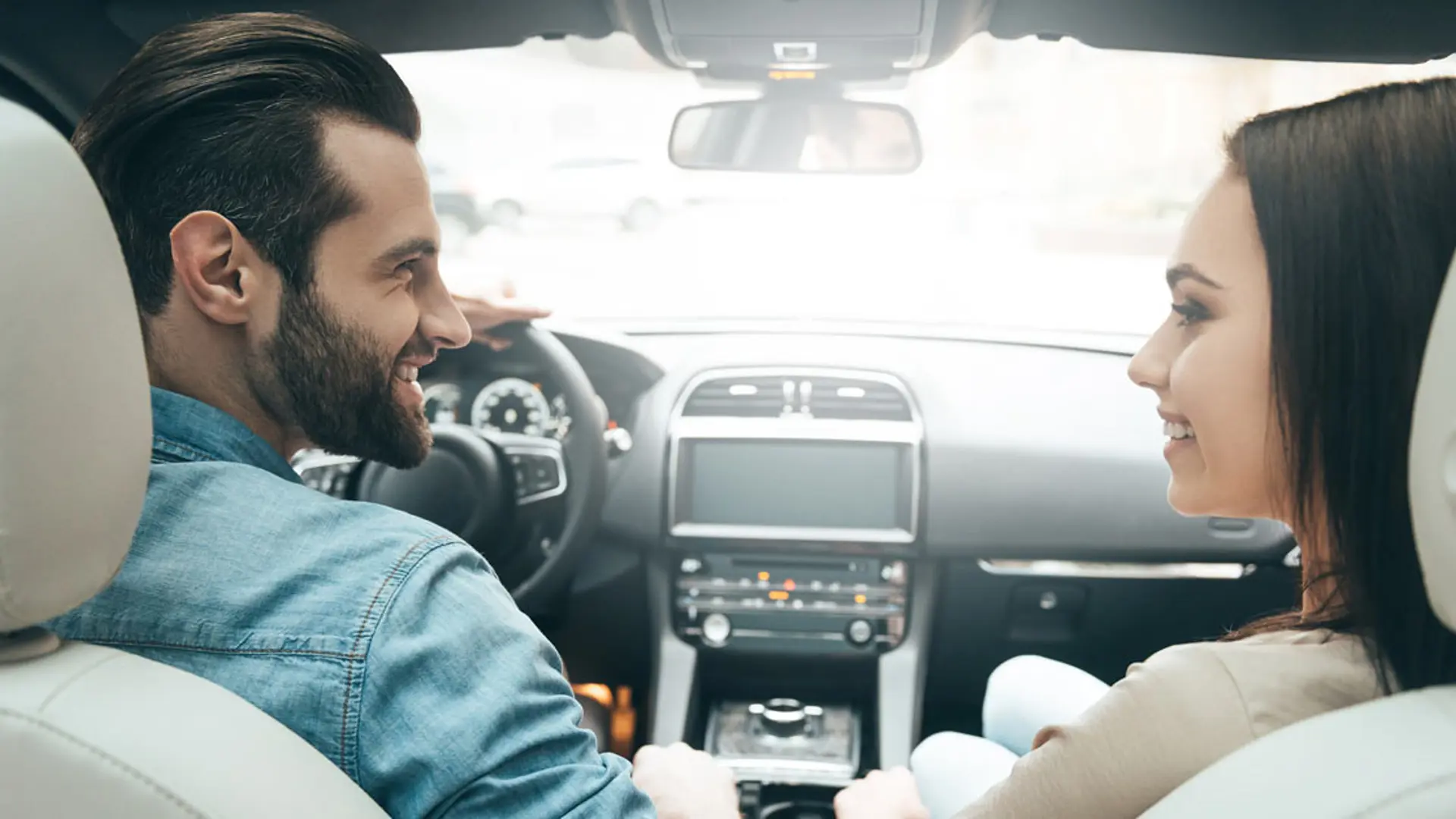 Mand Kvinde Smiler Bil Interioer